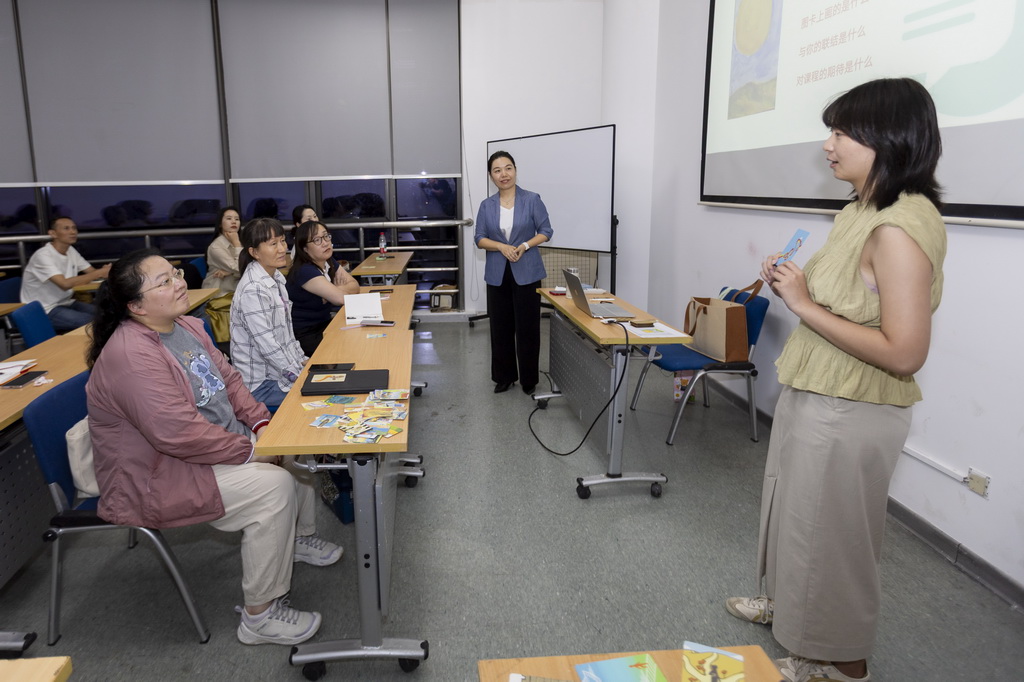 9月1日，在上海市群眾藝術館，職場溝通課程的學員在市民藝術夜校上課。
