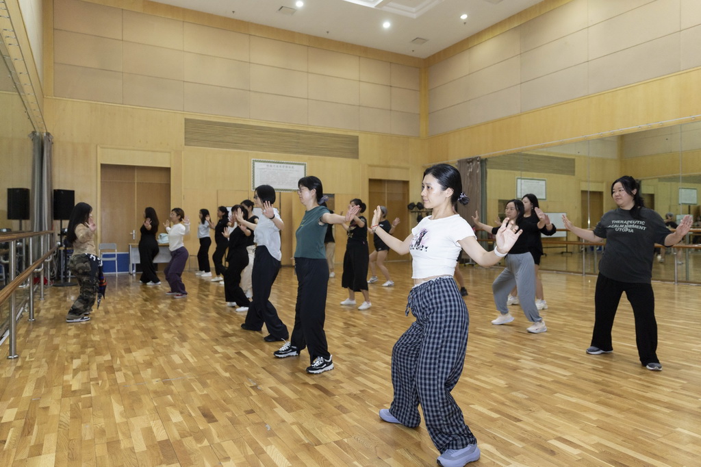 9月1日，在上海市群眾藝術館，爵士舞課程的學員在市民日校上課。