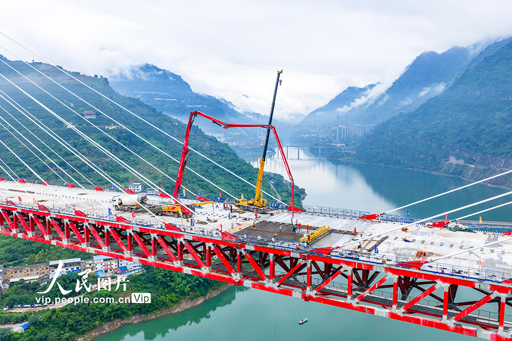 四川屏山:新市金沙江特大橋橋面結構基層順利貫通【2】