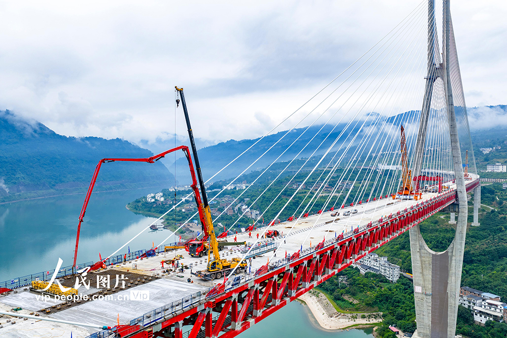 四川屏山:新市金沙江特大橋橋面結構基層順利貫通【4】