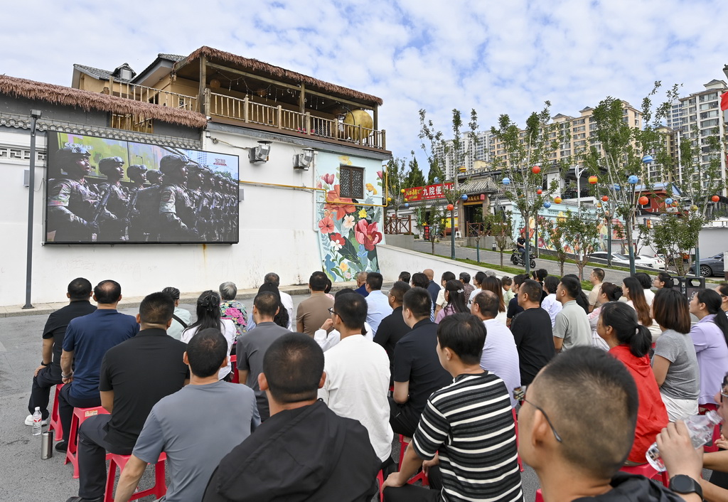 9月3日，山西省太原市萬柏林區白家莊街道九院村村民收看紀念中國人民抗日戰爭暨世界反法西斯戰爭勝利80周年大會直播。新華社記者 楊晨光 攝