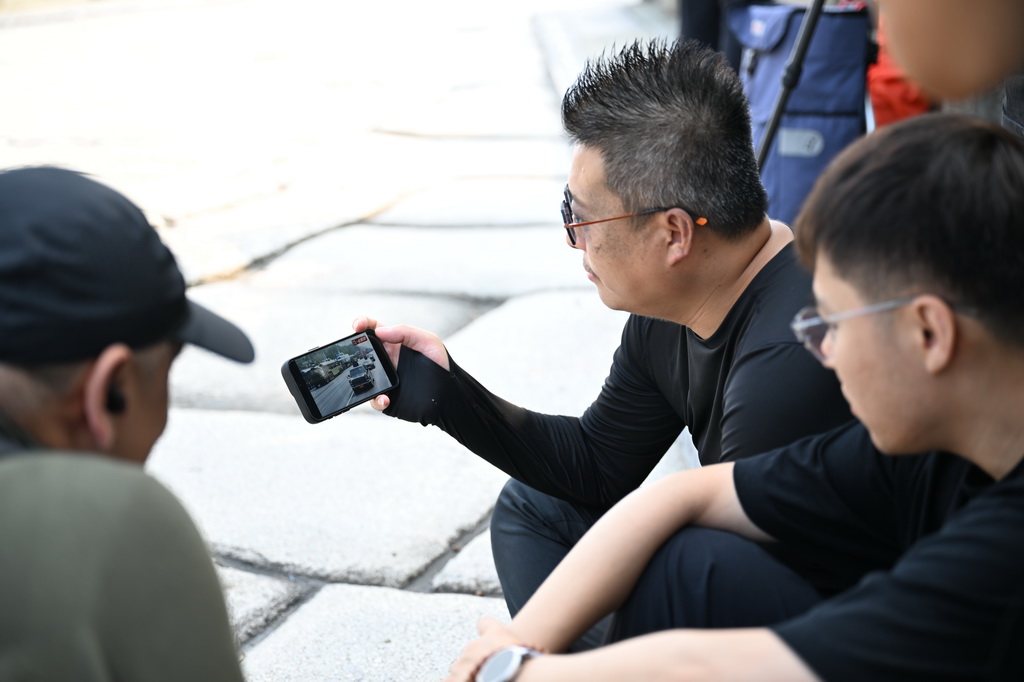 9月3日，市民游客在北京盧溝橋景區通過手機觀看大會直播。新華社記者 宋彥樺 攝