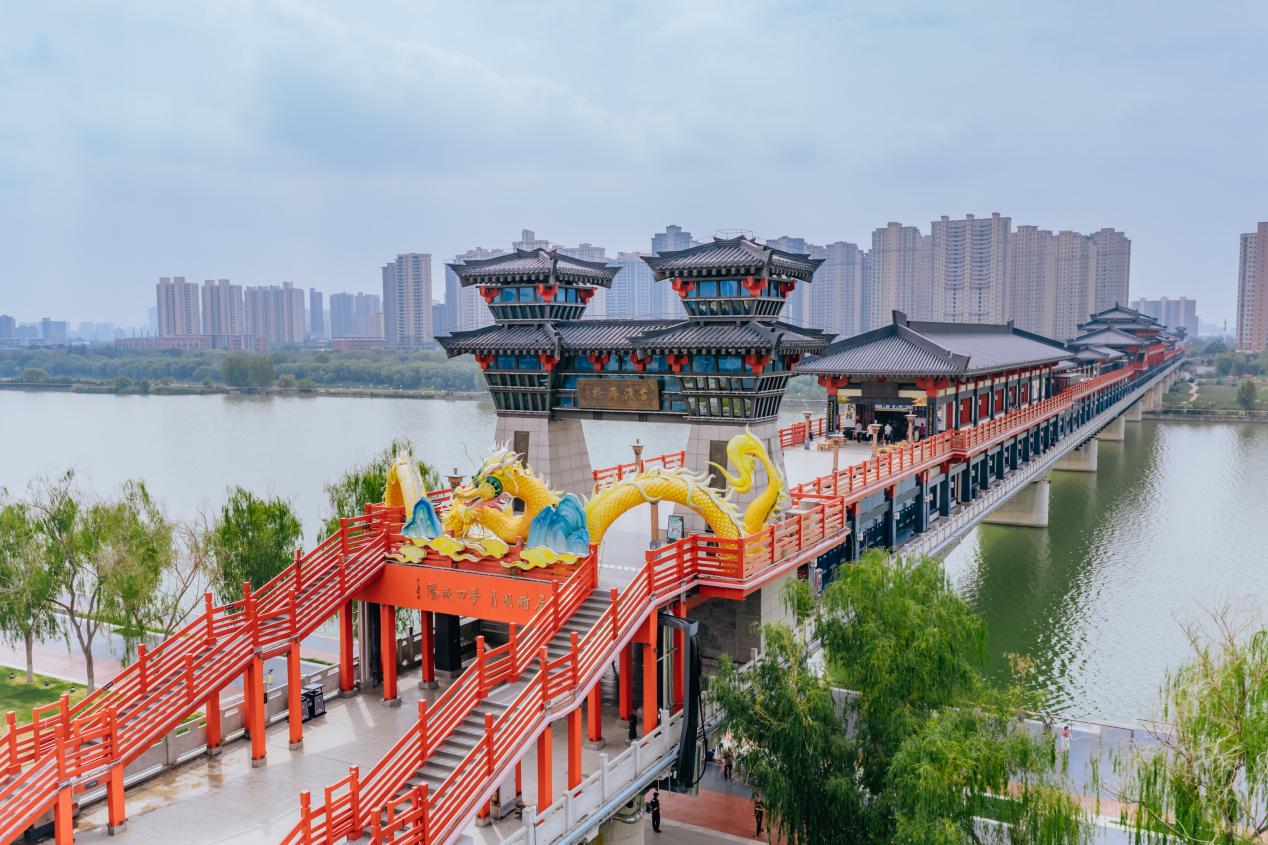 橫跨渭河的咸陽古渡廊橋。