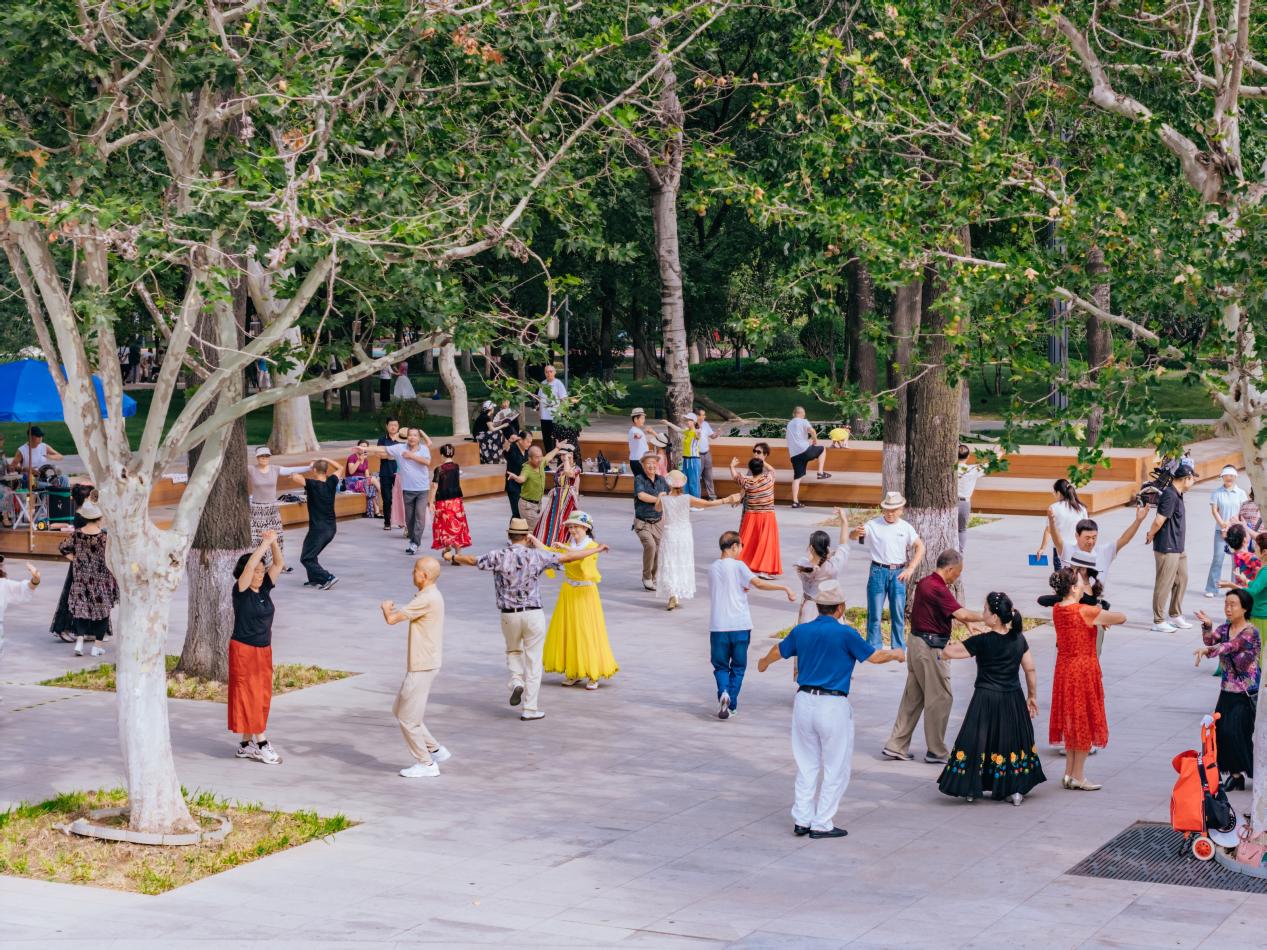 渭濱公園里處處載歌載舞，十分熱鬧。