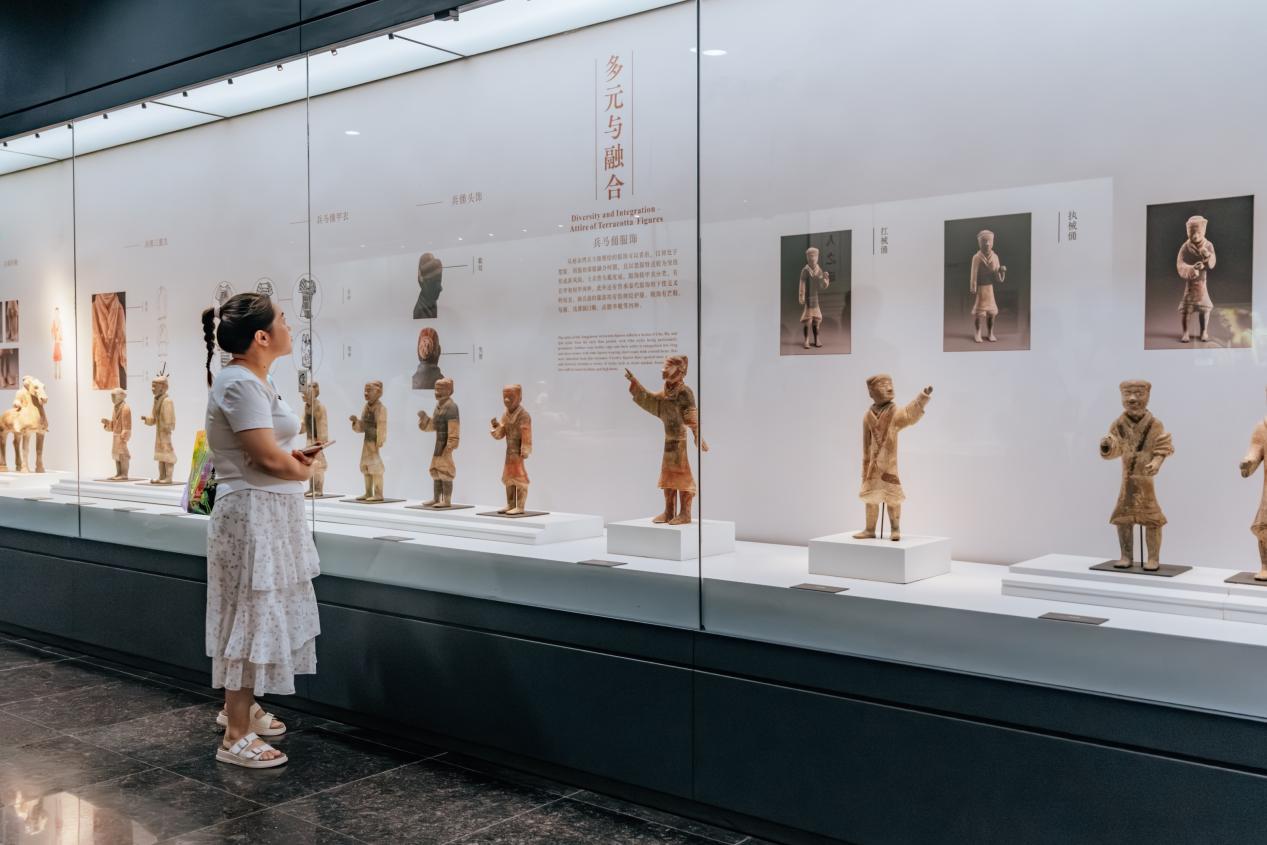 游客在咸陽博物院里參觀。