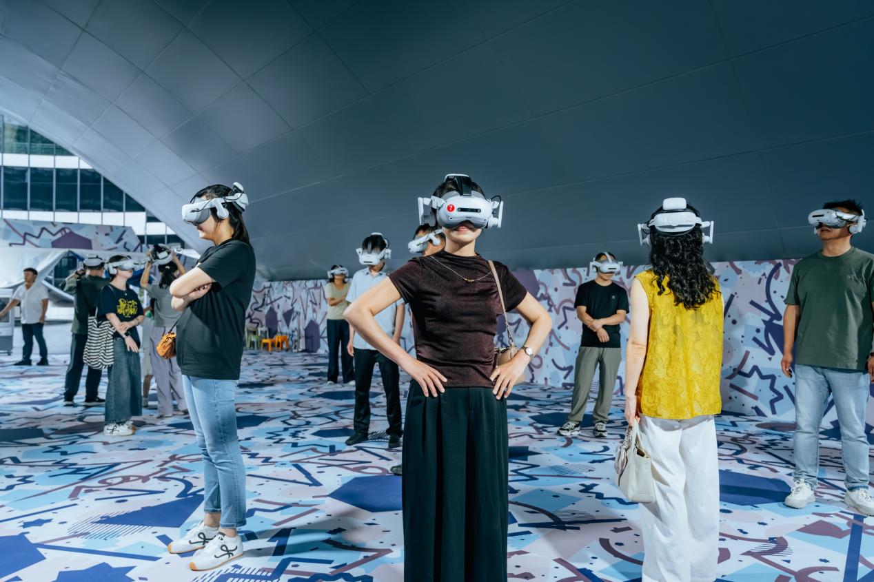 游客在中國西部AI創新港里打卡體驗。