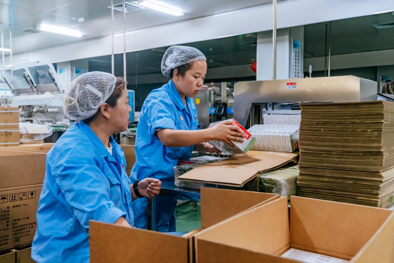 旬邑縣中醫藥產業園內，工人正在對產品進行包裝。