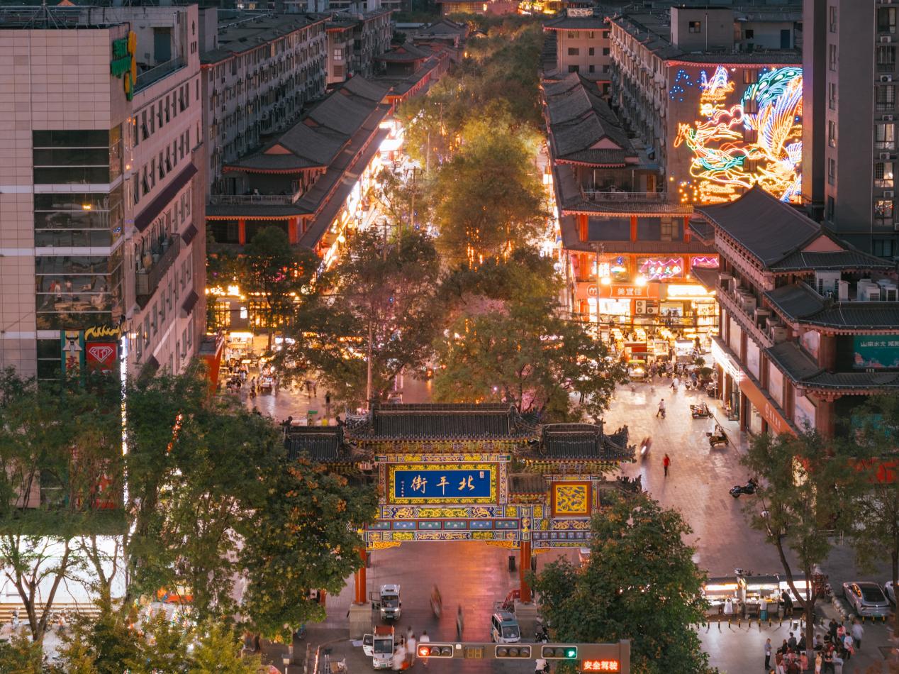 夜晚燈火璀璨的咸陽老街。