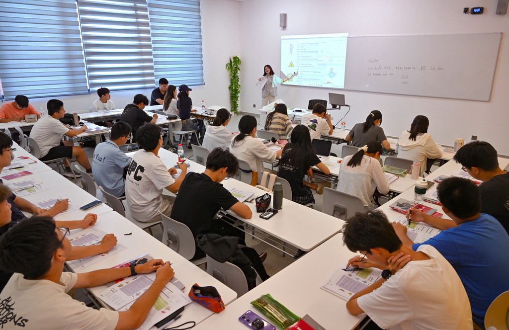 9月2日，海南比勒費爾德應用科學大學的學生在上課。