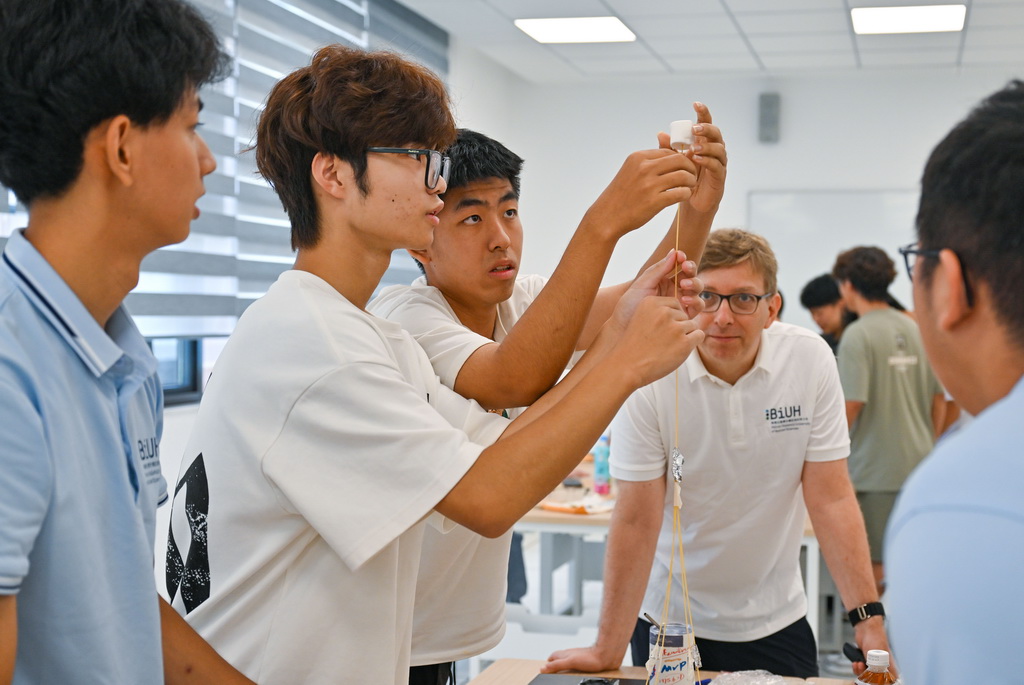 9月2日，海南比勒費爾德應用科學大學的學生在上課。