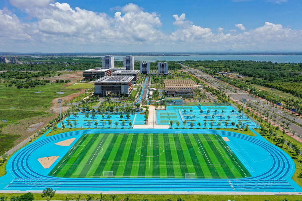 這是9月2日拍攝的海南比勒費爾德應用科學大學校園景色（無人機照片）。