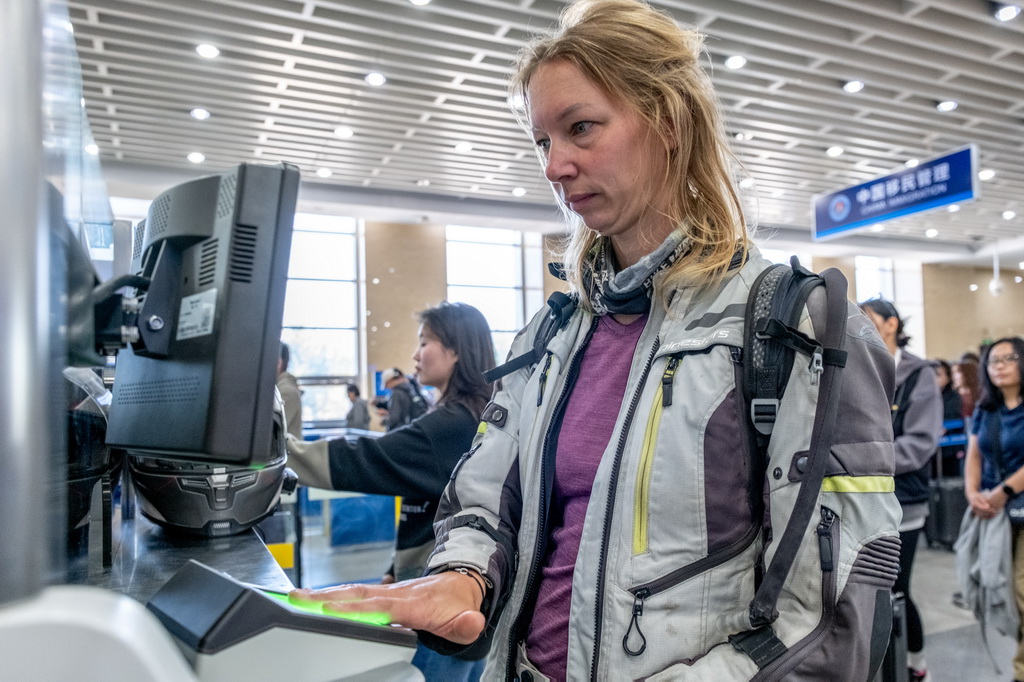 9月3日，一名外國旅客在內蒙古二連浩特公路口岸聯檢大廳辦理入境手續。