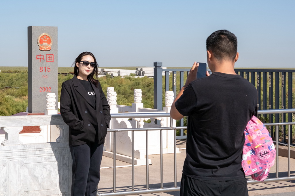 9月3日，在內蒙古二連浩特國門景區，游客在界碑前拍照留念。