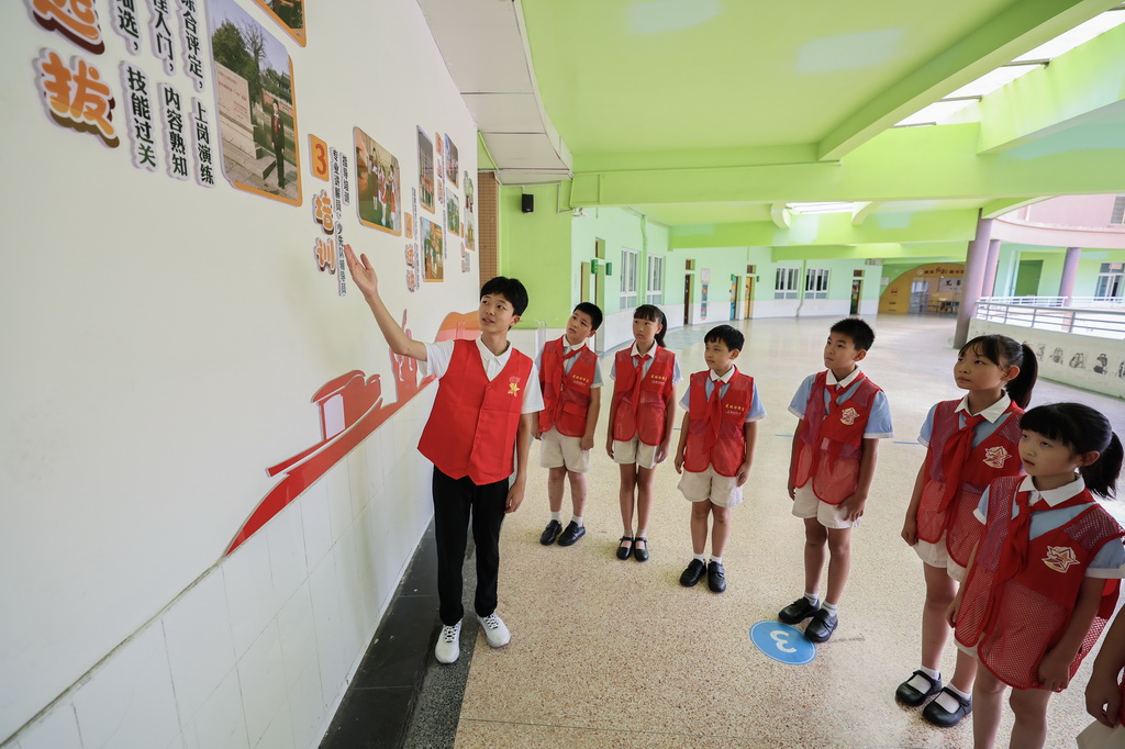 9月4日，浙江省“新時代好少年”、資深紅船小講解莫景鑠（左一）在嘉興市實驗小學給新一批紅船小講解員傳授自己的講解經歷和經驗，同時也介紹了學校紅船小講解的歷史由來。