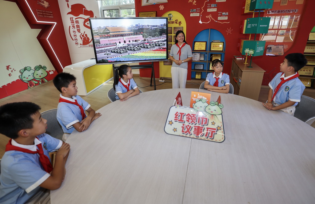 9月4日，嘉興市實驗小學的全國優秀輔導員陳偉鳳老師（中）與學生們一起交流觀看九三閱兵后的感受。