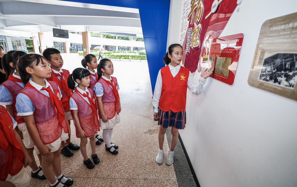 9月4日，在嘉興市實驗小學校史連廊間，全國優秀少先隊員王希然（右一）為新一批紅船小講解講述學校的百年校史，堅定“講好學校故事、講好國家故事”的使命擔當。