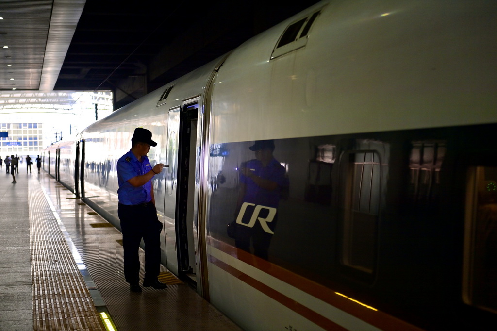 9月4日，工作人員在發車前檢查G9121次列車。