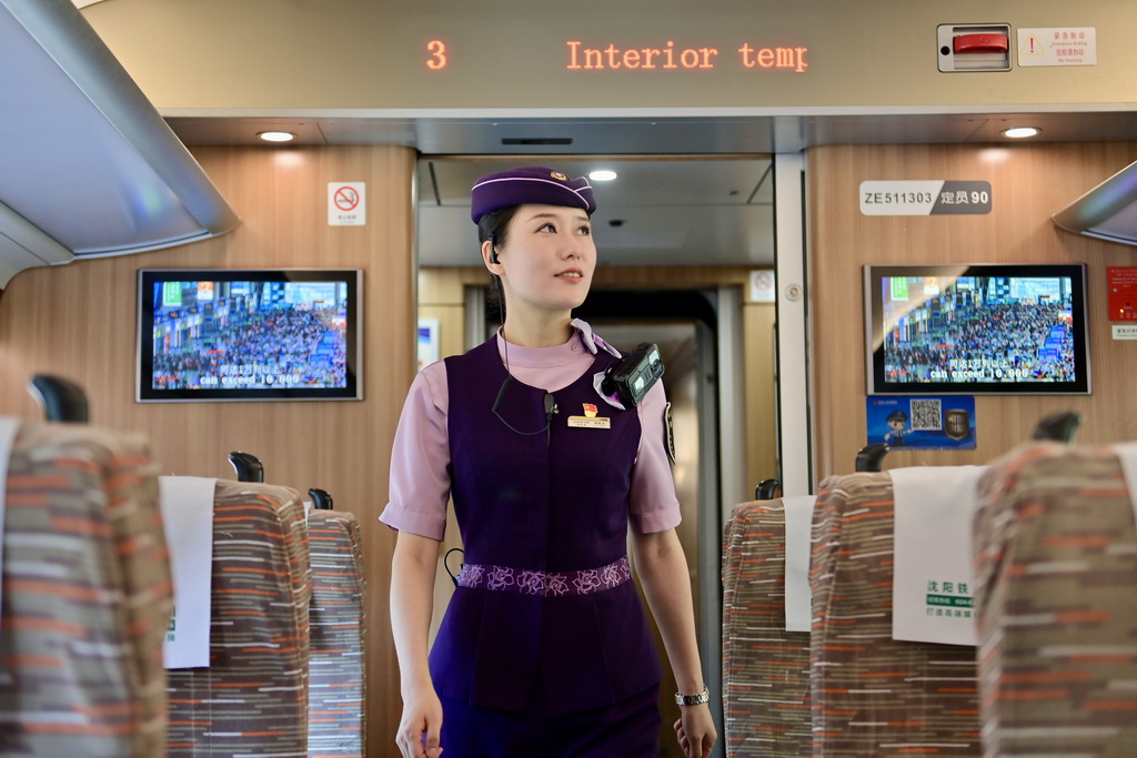 9月4日，G9121次列車乘務員在列車上巡查。