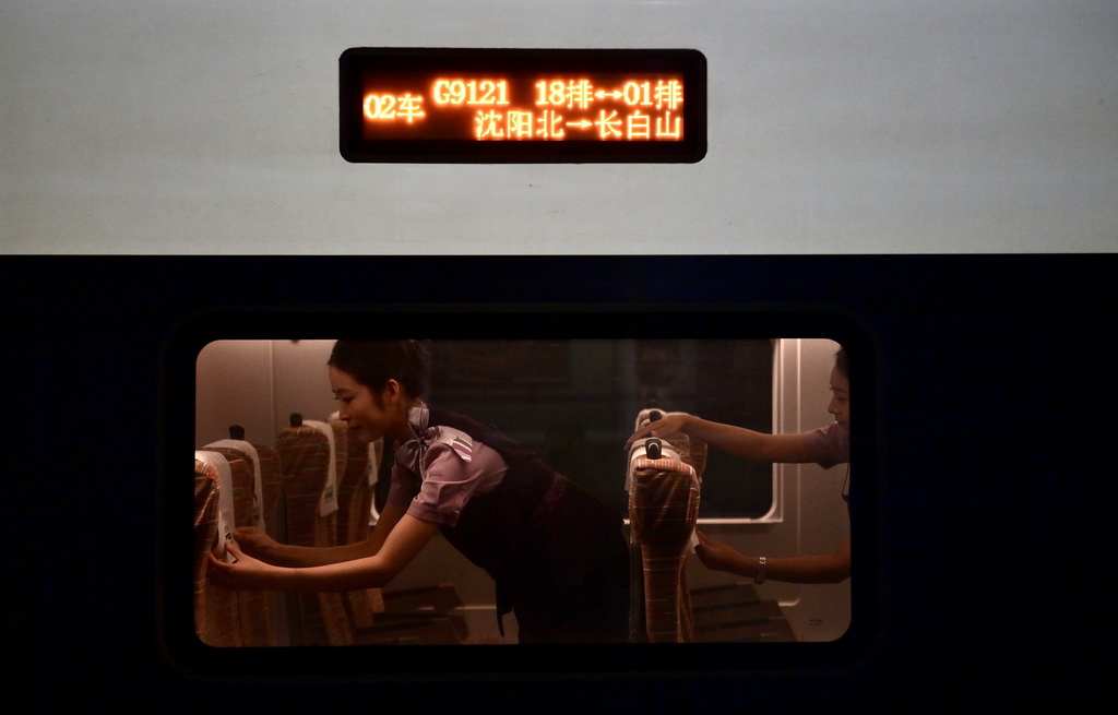 9月4日，G9121次列車乘務員在列車上工作。