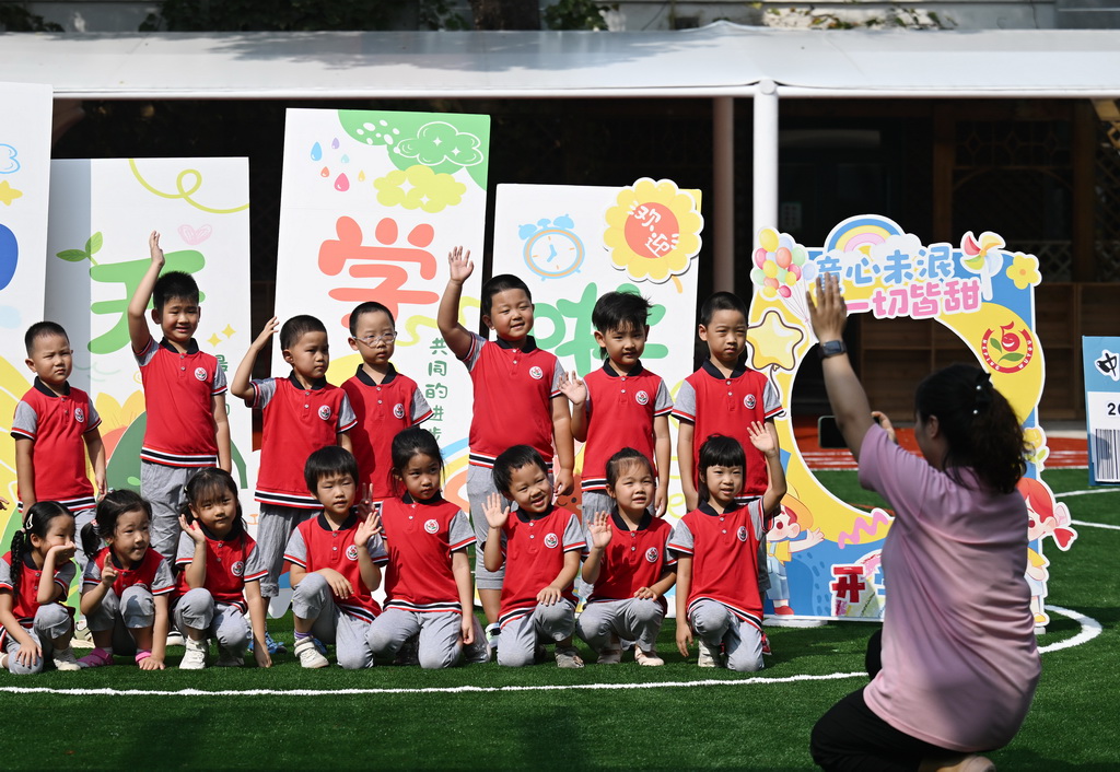 9月4日，天津市和平區第五幼兒園老師給學生們拍合影。