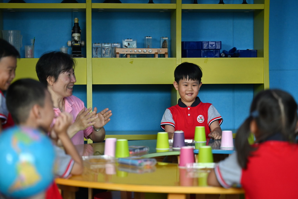 9月4日，天津市和平區第五幼兒園的小朋友們在手工制作課堂上。