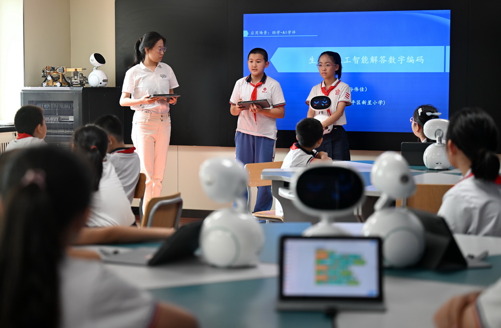 9月4日，天津市和平區新星小學學生在課堂上分享暑期學習成果。