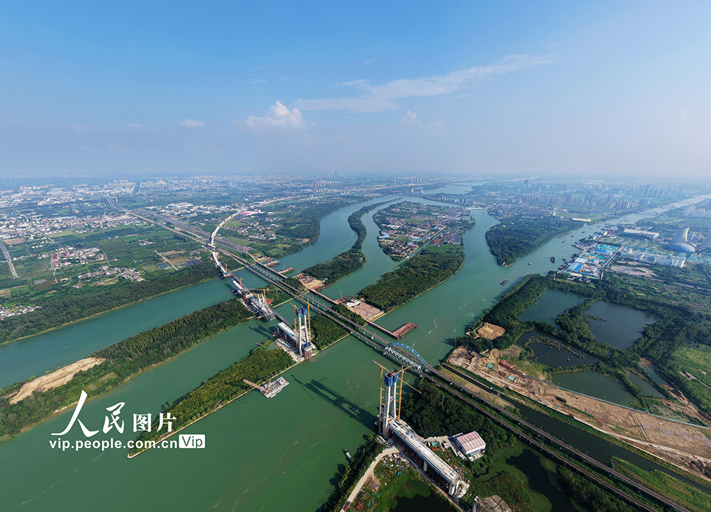 江蘇揚州：滬渝蓉高鐵跨京杭運河斜拉橋施工正酣