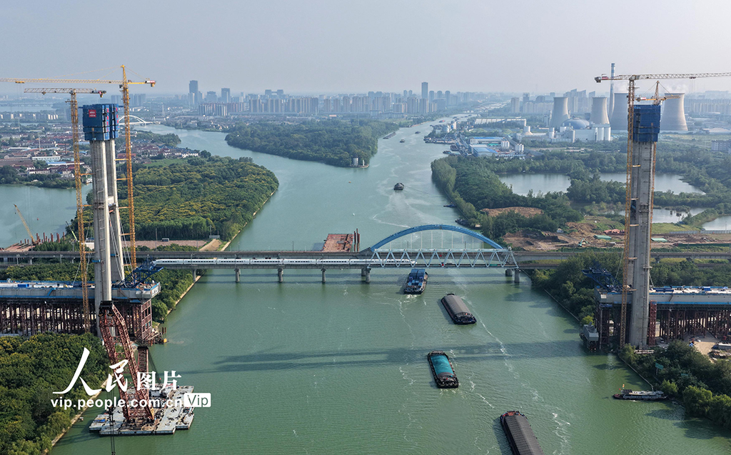 江蘇揚州:滬渝蓉高鐵跨京杭運河斜拉橋施工正酣【2】