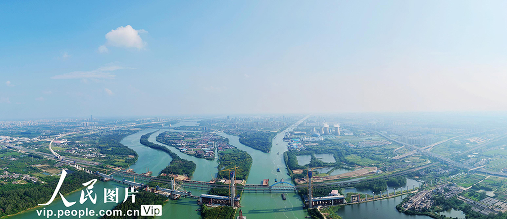 江蘇揚州:滬渝蓉高鐵跨京杭運河斜拉橋施工正酣【3】