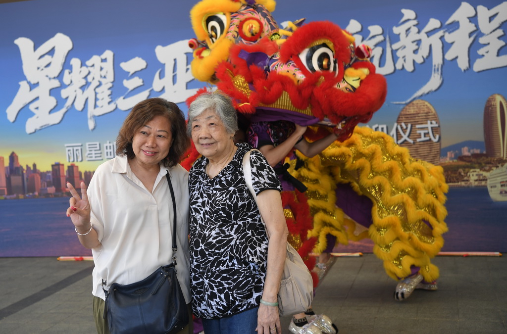 9月4日，在三亞鳳凰島國際郵輪港，麗星郵輪“領航星”號的游客拍照留念。