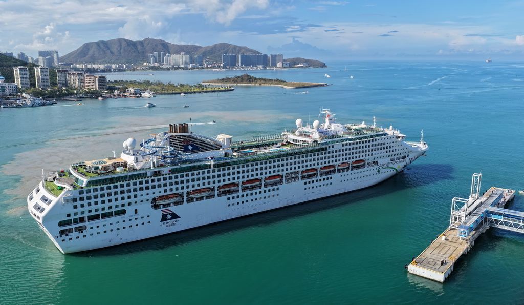 9月4日，在三亞鳳凰島國際郵輪港，麗星郵輪“領航星”號在靠泊碼頭（無人機照片）。