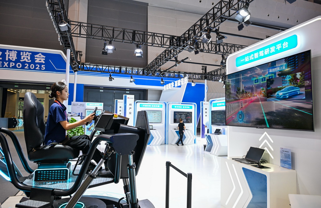 9月4日，工作人員在2025世界智能產業博覽會會場演示“一站式智駕研發平臺”功能。新華社記者 王全超 攝