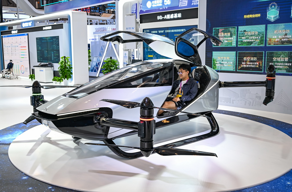 9月4日，媒體記者在2025世界智能產業博覽會會場參觀體驗智能電動垂直起降飛行器。新華社記者 王全超 攝