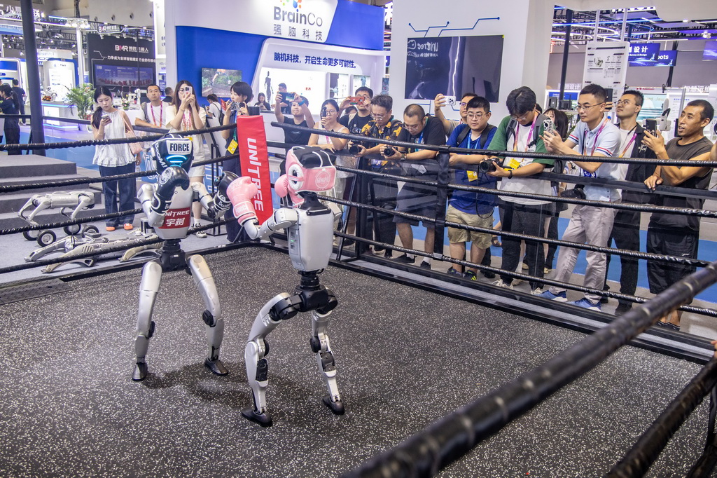 9月4日，媒體記者和嘉賓在2025世界智能產業博覽會宇樹科技展廳觀看機器人拳擊賽。新華社記者 唐奕 攝