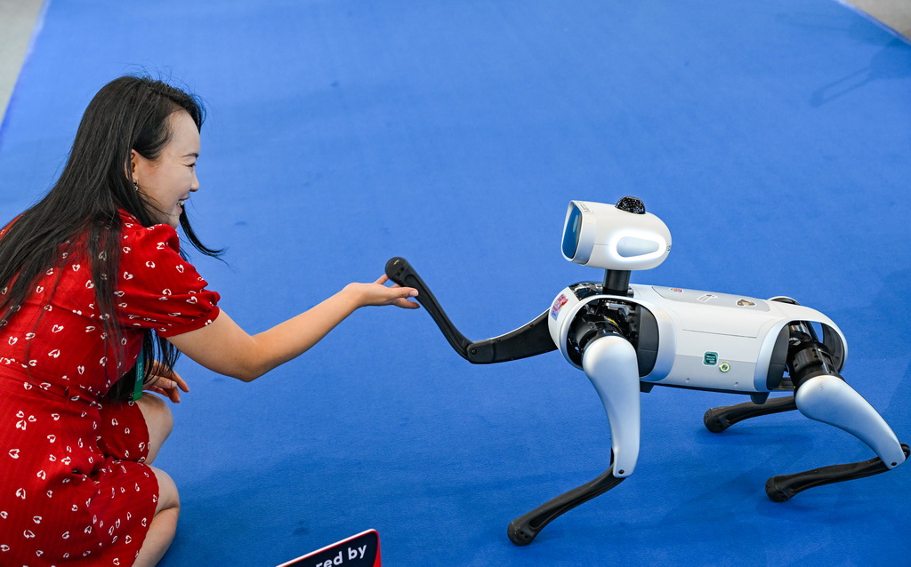 9月4日，嘉賓在2025世界智能產業博覽會會場與智能伴隨機器人互動。新華社記者 王全超 攝