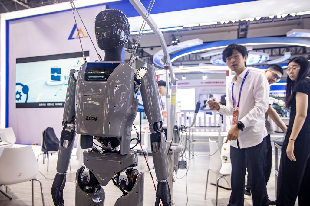 9月4日，工作人員在2025世界智能產業博覽會會場調試機器人。新華社記者 唐奕 攝