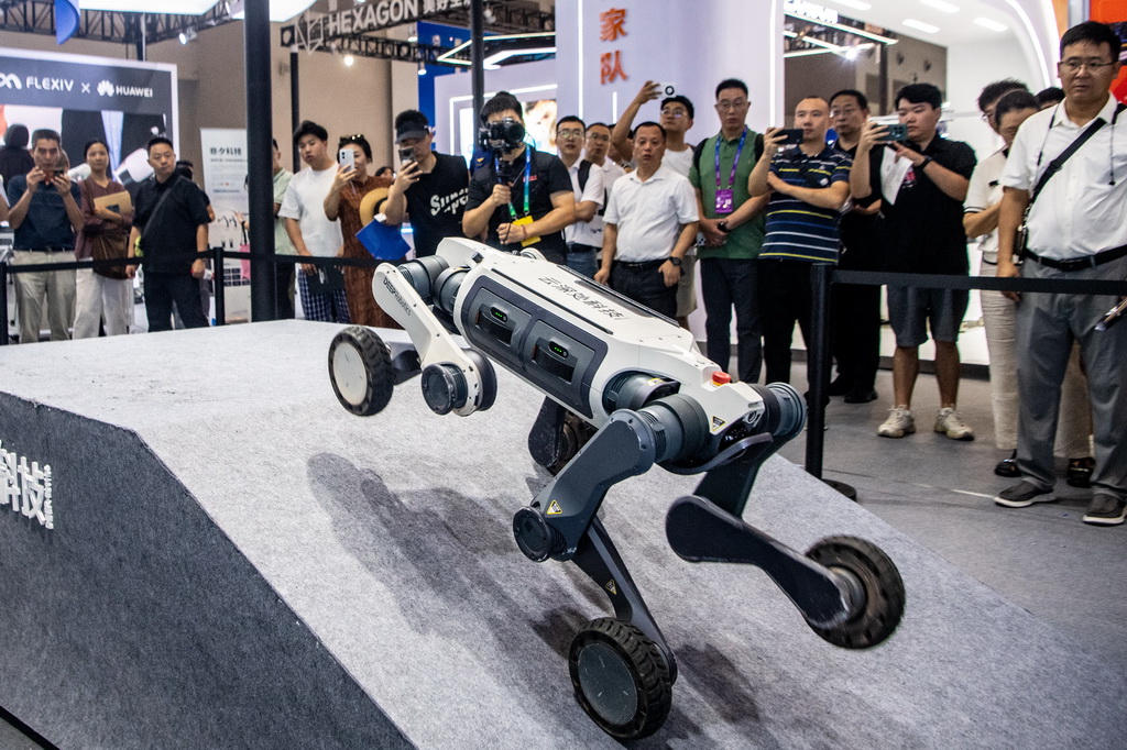 9月5日，云深處科技展臺的“山貓M20”輪足機器狗在演示障礙翻越能力。新華社記者 唐奕 攝