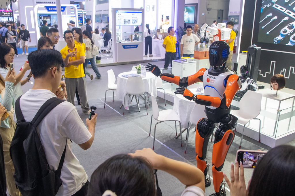 9月5日，智能機器人展區的“精金”機器人和觀眾互動。新華社記者 唐奕 攝