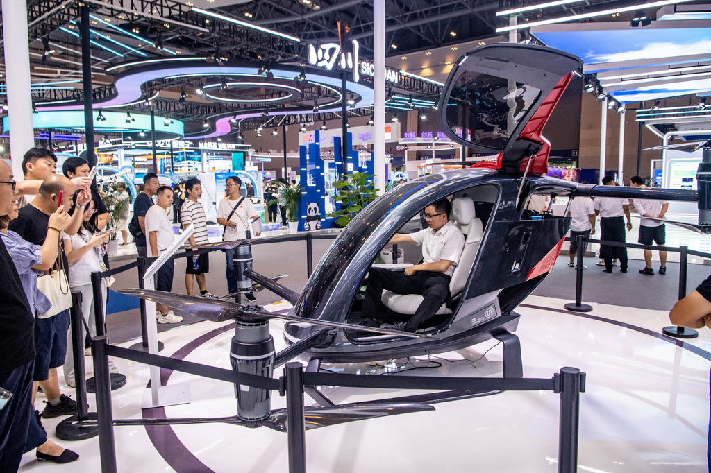 9月5日，觀眾參觀體驗輕型智能混動載人飛行器。新華社記者 唐奕 攝