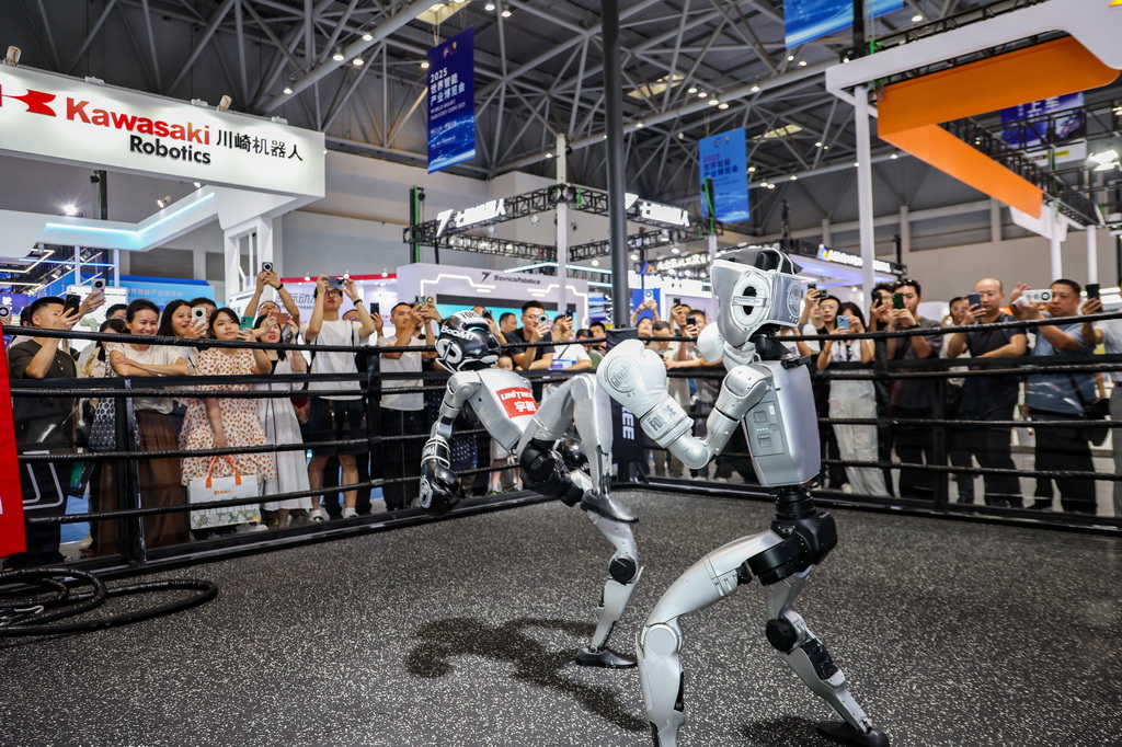 9月5日，觀眾在智能機器人展區觀看機器人拳擊賽。新華社記者 黃偉 攝