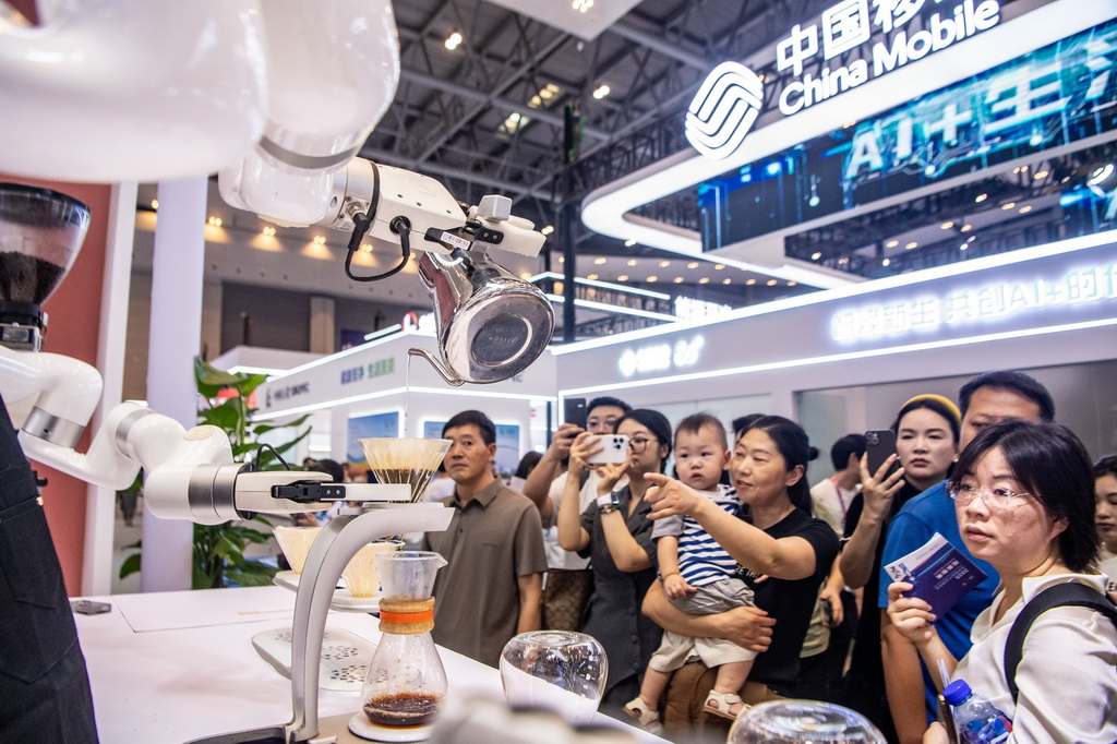 9月5日，中國移動展臺的AI+智慧酒店機器人在為觀眾調制咖啡。新華社記者 唐奕 攝