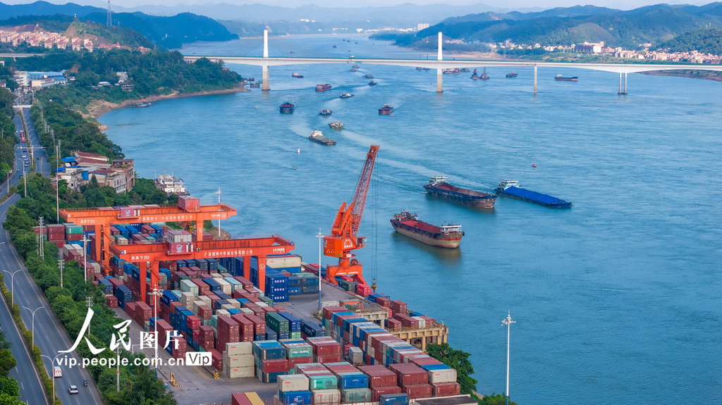 廣西梧州:內河港口作業忙【4】