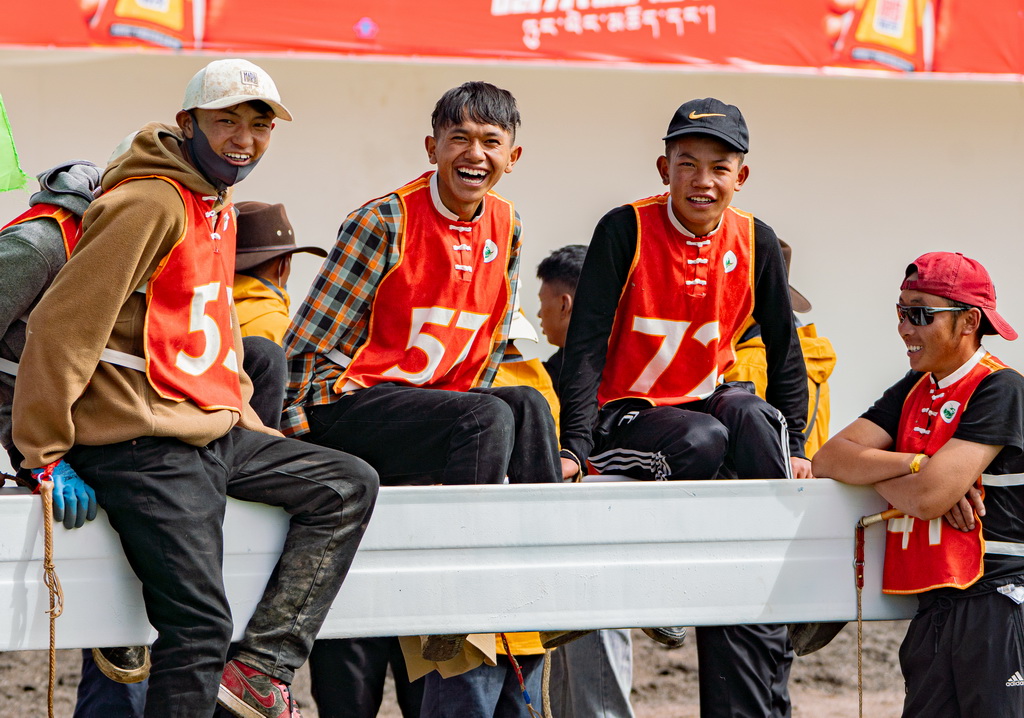 9月6日，在恰青賽馬節比賽現場，騎手們在等候比賽開始。新華社記者 丁增尼達 攝