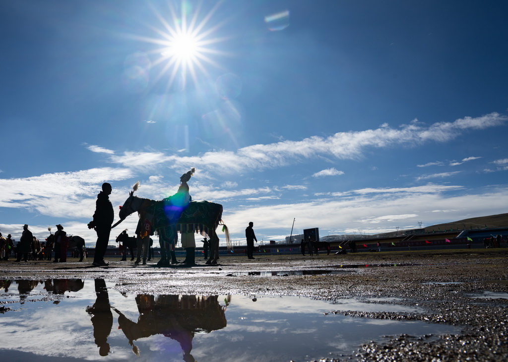 9月7日，騎手在傳統大跑項目前等待開賽。新華社記者 丁增尼達 攝