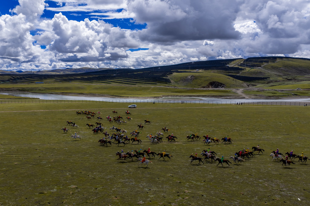9月7日，騎手們在傳統大跑項目中馳騁（無人機照片）。新華社記者 姜帆 攝