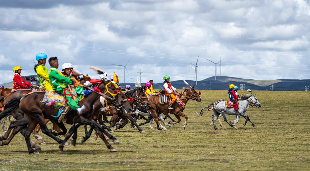 9月7日，騎手們在傳統大跑項目中馳騁。新華社記者 丁增尼達 攝