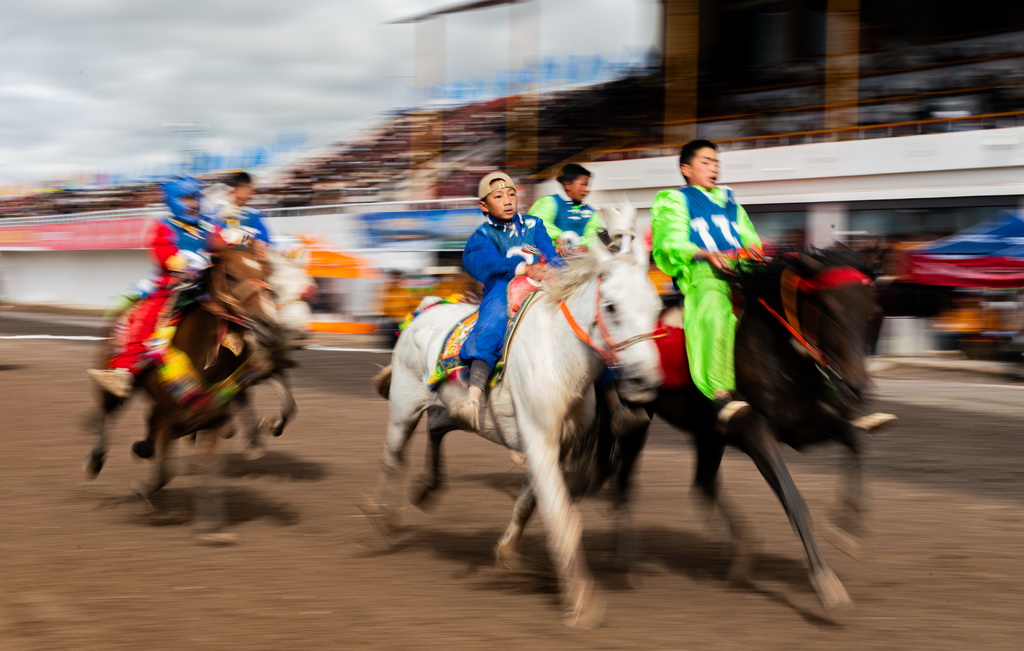 9月6日，騎手們在場內速跑10000米比賽中。新華社記者 丁增尼達 攝