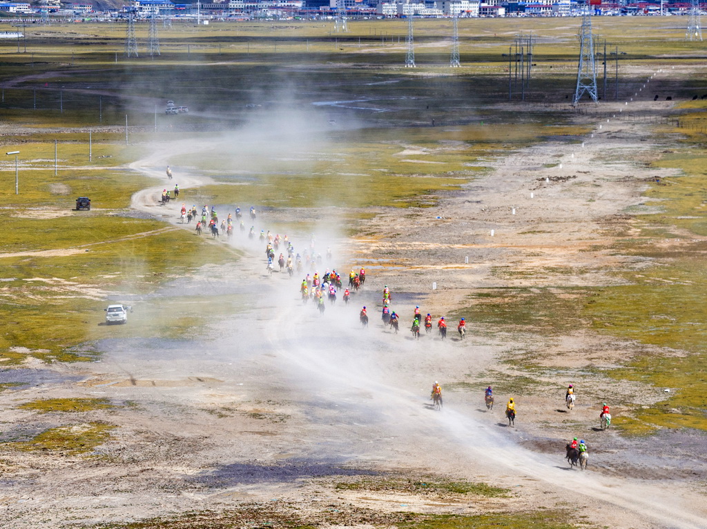 9月7日，騎手們在傳統大跑項目中馳騁（無人機照片）。新華社記者 姜帆 攝