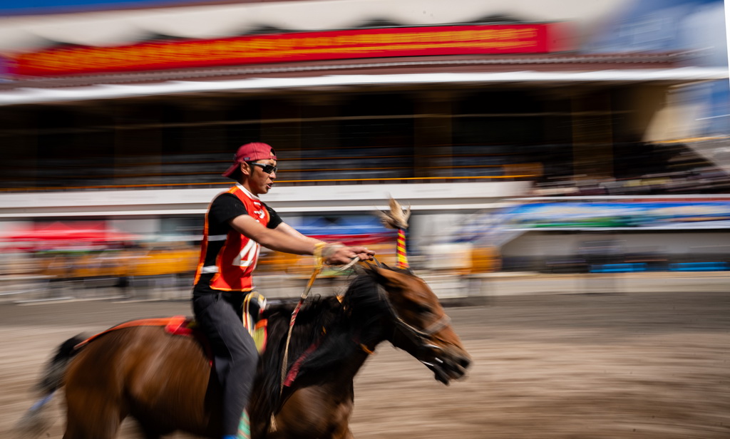 9月6日，騎手在場內走馬10000米決賽中。新華社記者 丁增尼達 攝