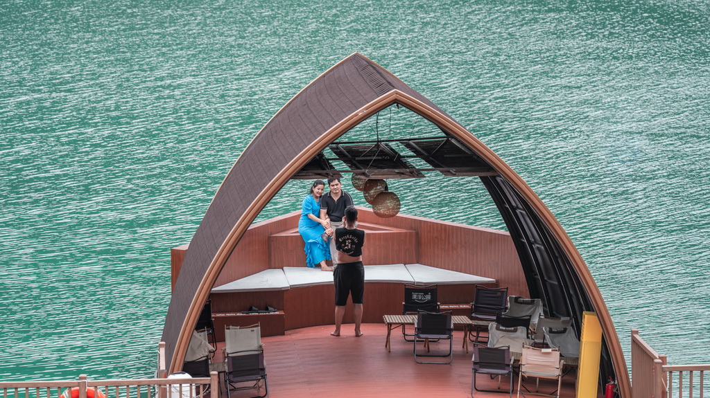 9月6日，游客在雄江鎮漂浮公園拍照。